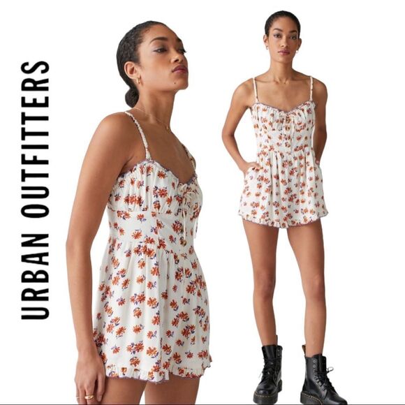 NEW Urban Outfitters UO Betti Printed Linen Romper M - Picture 1 of 3